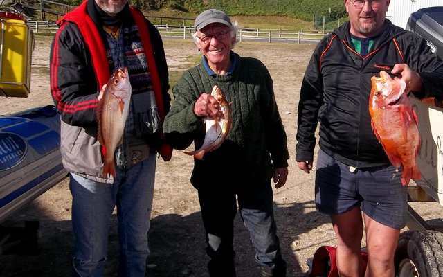 Van links, Daniel Coetzee, skipper Raymond Rabie en Salmon Herselman met van die vis wat hulle Saterdag in onstuimige water gevang het. 